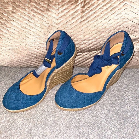 Cute spring heel/wedges. Got them for my daughter and didn’t fit. - Picture 1 of 4